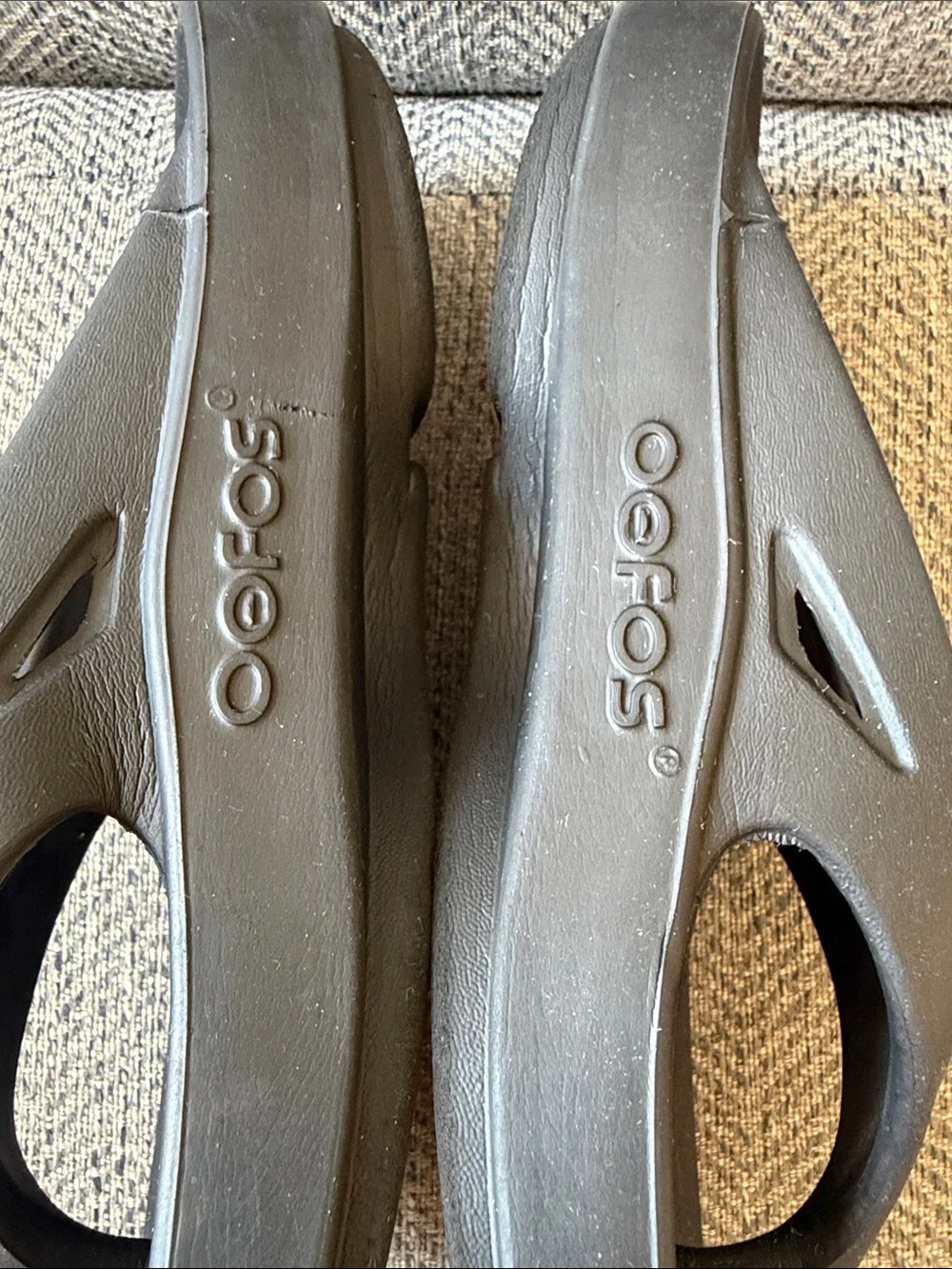OOFOS OOlala Luxe Unisex Black Thong Flip Flop Sandals Size M7/W9 (Eu:40)